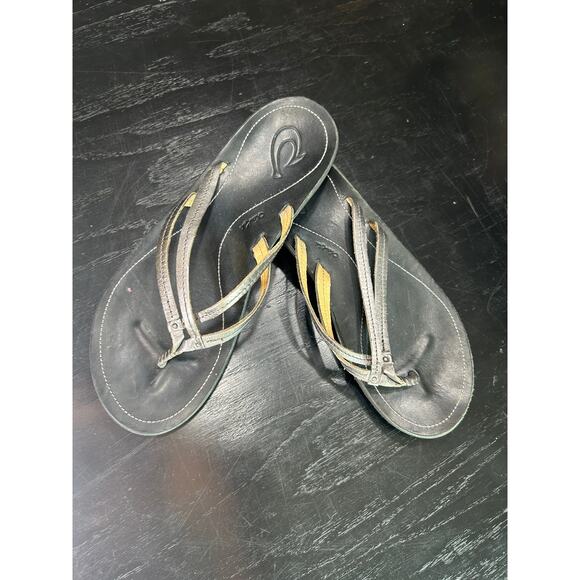 Clarks X Olukai- Silver Metallic Flip Flop- Leather- Womens Sz 9- Preowned Black - Picture 1 of 6